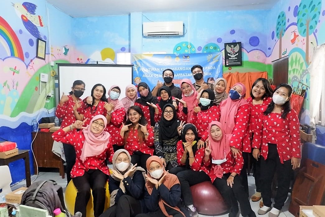 Guru SLB Bangun Bangsa Diberi Dosen PLB-FIP Unesa Keterampilan Pendampingan Anak dengan Hambatan Gerak